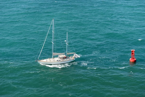 Segelbåt på klara vatten — Stockfoto