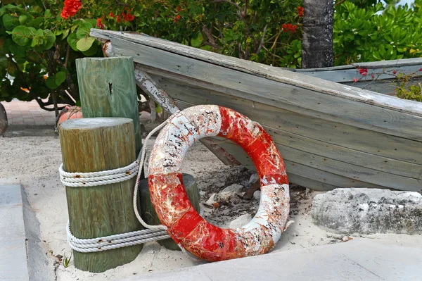 LifeRing och båt på stranden — Stockfoto