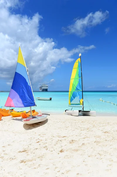 Аренда лодок на Карибском пляже — стоковое фото