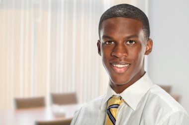 Afrika kökenli Amerikalı işadamı gülümseyen