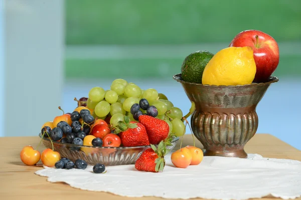 Asztalon friss gyümölcsök — Stock Fotó