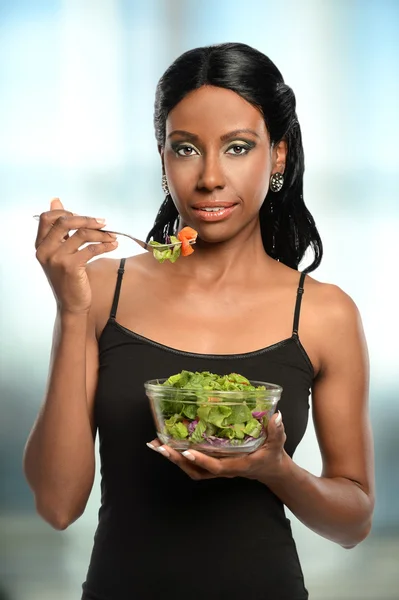 Jovem mulher comendo salada — Fotografia de Stock