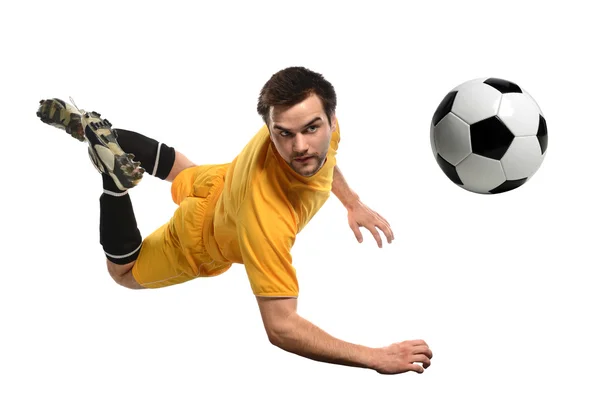 Giocatore di calcio intestazione palla — Foto Stock
