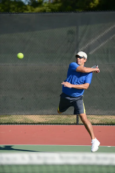 Hombre maduro jugando tenis —  Fotos de Stock