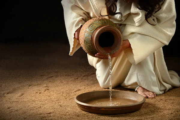 Jesús vertiendo agua en la sartén — Foto de Stock