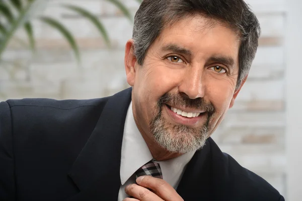 Hispanic zakenman in office — Stockfoto