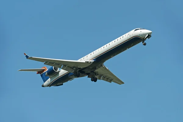 Aterragem de avião comercial — Fotografia de Stock