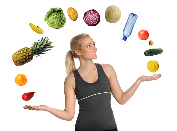 Jovem mulher malabarismo frutas e legumes — Fotografia de Stock