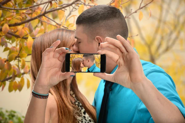 Casal beijando enquanto tirando foto — Fotografia de Stock