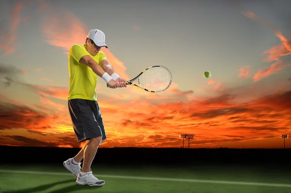 网球运动员在日落时 — 图库照片
