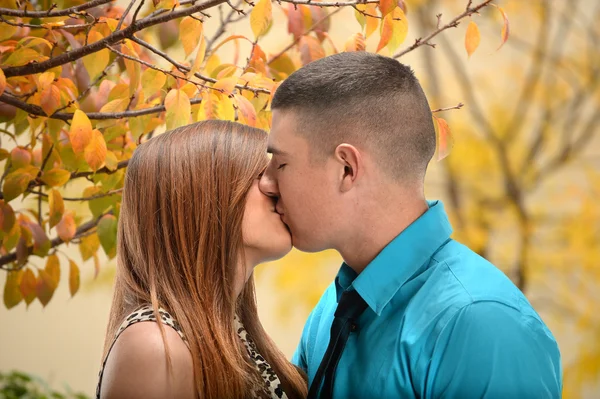 Par kyssas utomhus — Stockfoto