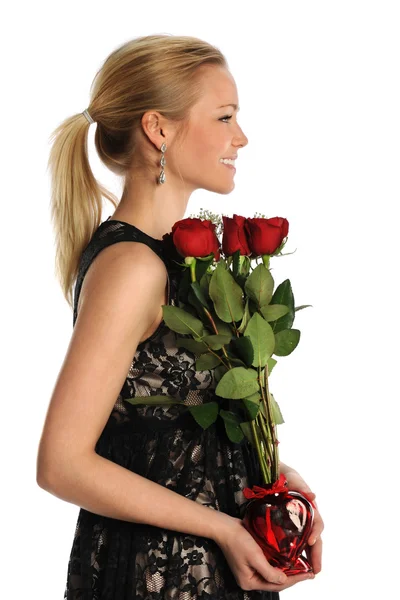 Jovem mulher segurando vaso com rosas — Fotografia de Stock