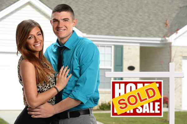 Young Couple In Front of New Home — Stock Photo, Image