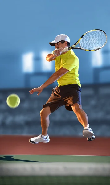 Joueur de tennis en action — Photo