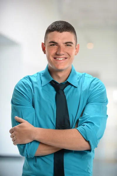 Молодой бизнесмен улыбается со скрещенными руками — стоковое фото