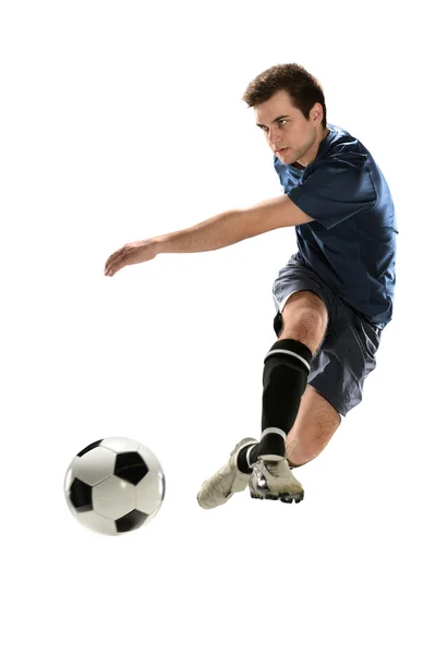 Футболіст штовхає м'яч — стокове фото