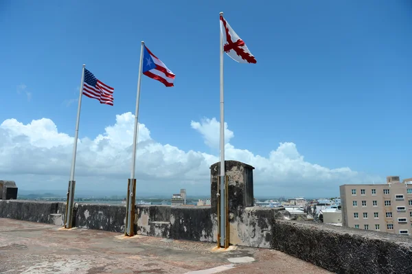 Castillo San Cristobal üstüne bayrakları — Stok fotoğraf