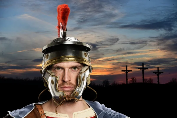 Romersk soldat med kors i bakgrunden — Stockfoto