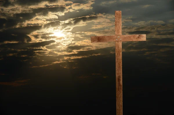 Cruz de madera al atardecer — Foto de Stock