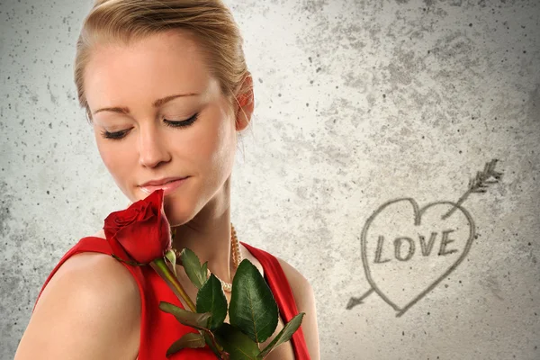 Giovane donna con rosa — Foto Stock