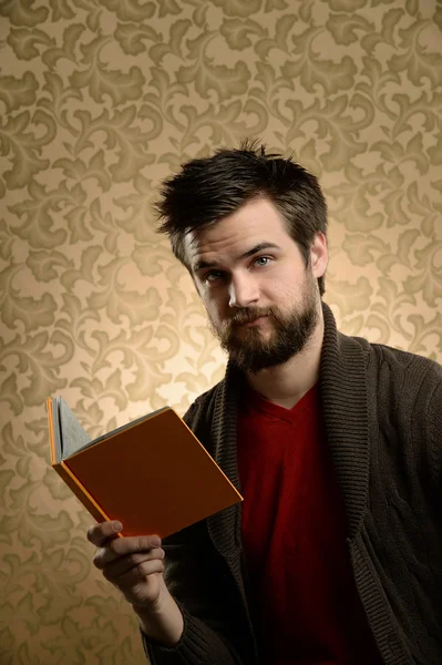 Giovane con barba Holding libro — Foto Stock