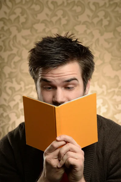 Людина показує сюрприз під час читання — стокове фото
