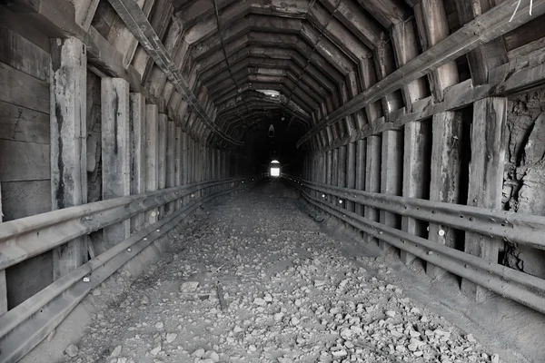 Mina abandonada com túnel longo — Fotografia de Stock