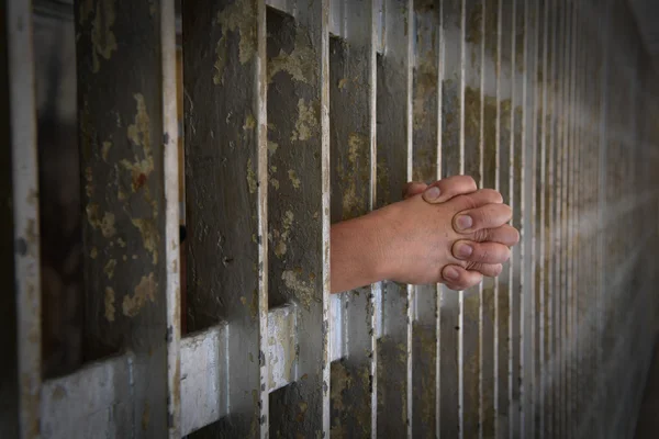 Handen van gevangene uit cel — Stockfoto