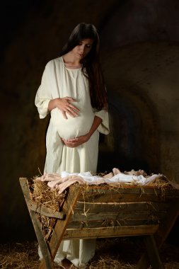 Yemlik önünde hamile Mary