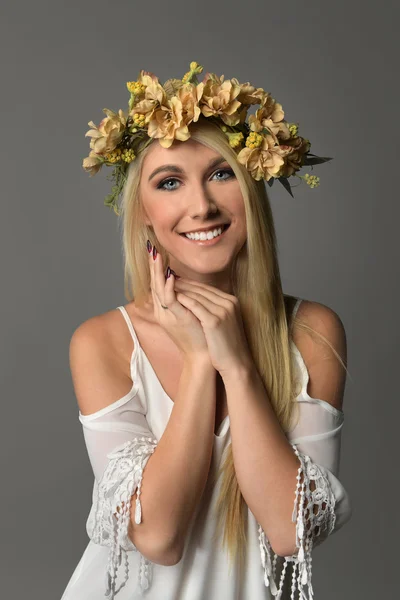 Jonge vrouw met kroon van bloemen — Stockfoto