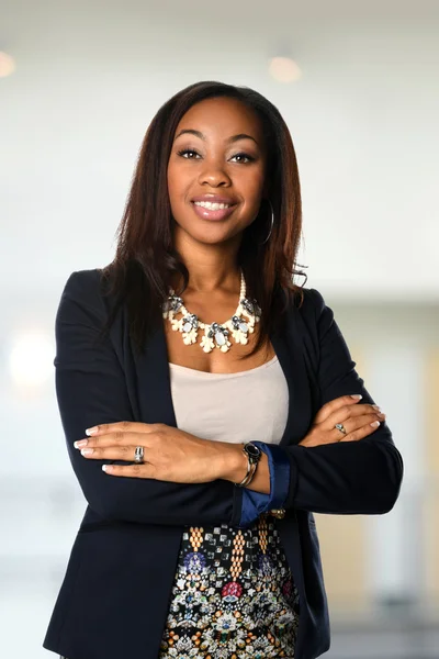 Mujer de negocios afroamericana sonriendo — Foto de Stock