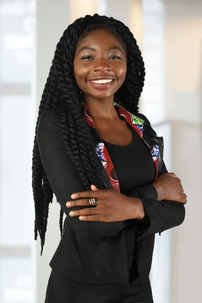 Mujer de negocios afroamericana sonriendo —  Fotos de Stock