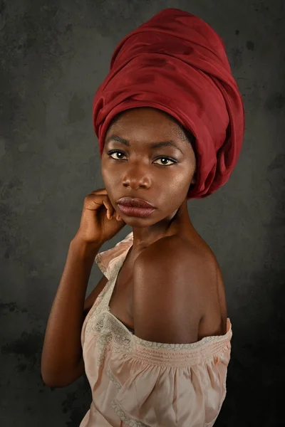 Joven mujer africana con turbante rojo — Foto de Stock