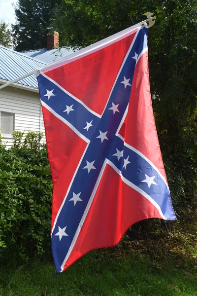 Confederate Flag Outside Home — Stock Photo, Image
