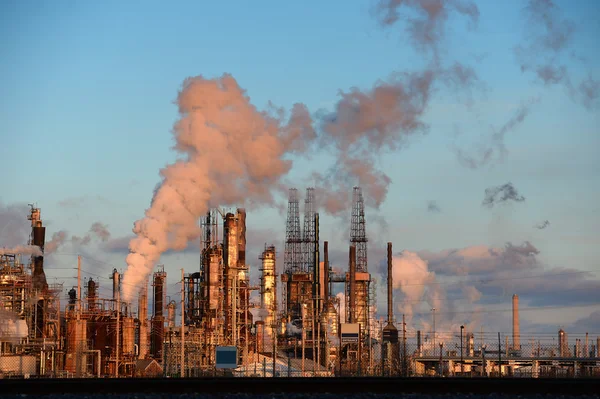 Oil Refinery with Smokestacks — Stock Photo, Image