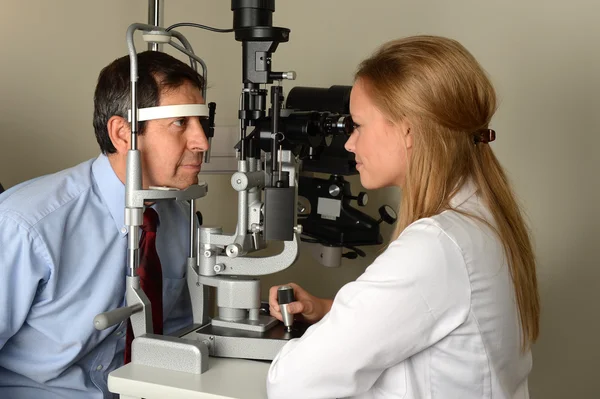 Mujer Doctor de Ojos Realizando Prueba en Paciente —  Fotos de Stock