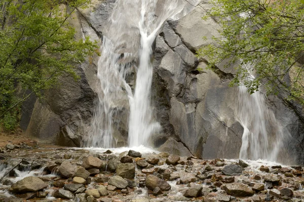 Rio Rochoso e Cachoeira — Fotografia de Stock