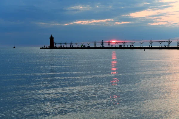 Világítótorony és a Sunset Pier — Stock Fotó