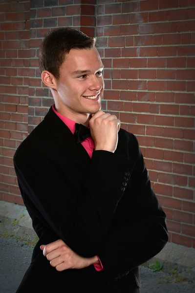 Retrato de un joven con corbata de lazo — Foto de Stock