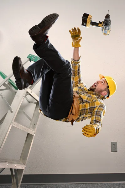 Werknemer vallen van ladder — Stockfoto