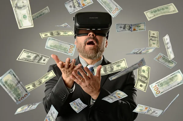 使用虚拟现实赚钱的商人 — 图库照片
