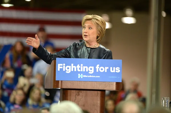 Hillary Clinton campagnes in St. Louis, Missouri, Usa — Stockfoto