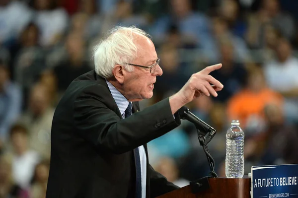 Bernie sanders rallye in saint charles, missouri — Stockfoto