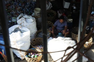 Plastik şişeleri sıralayan ikinci el mal arayıcısı, Denpasar, Bali, Endonezya, Kasım 04, 2020