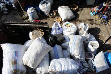 Plastik şişeleri sıralayan ikinci el mal arayıcısı, Denpasar, Bali, Endonezya, Kasım 04, 2020