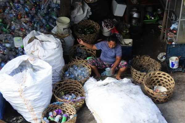 2018 Second Hand Goods Seeker Sorting Plastic Bottle Denpasar Bali — 스톡 사진