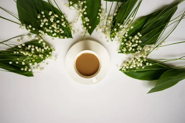 Кофе Молоком Букет Лилий Долины Лилии Белом Фоне — стоковое фото