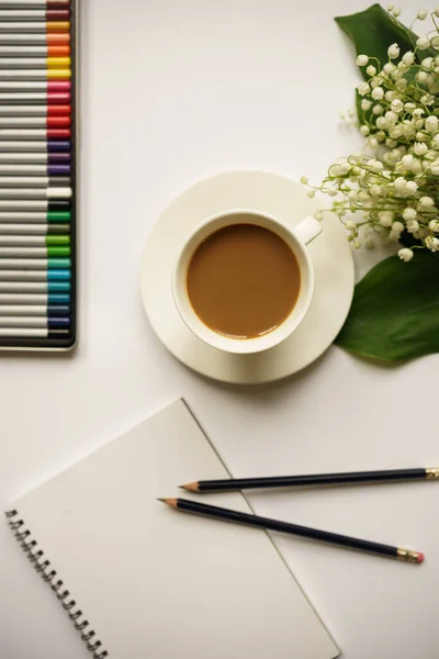 Кофе Молоком Лилии Долины Цветные Карандаши Белом Фоне — стоковое фото