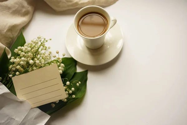Café Com Leite Lírios Vale Cartão Branco Sobre Fundo Branco — Fotografia de Stock