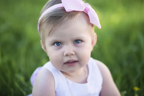 Closeup portret van het meisje van de baby op groen gras achtergrond — Stockfoto